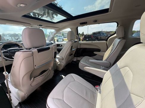 Used 2017 Chrysler Pacifica Limited FWD image 25