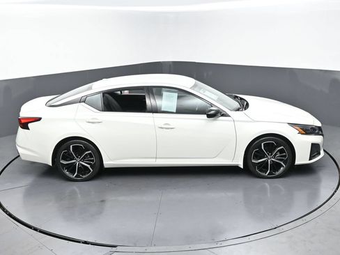 Used 2023 Nissan Altima 2.5 SR FWD image 44