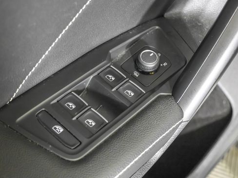 Used 2023 Volkswagen Tiguan SE AWD/4WD image 34