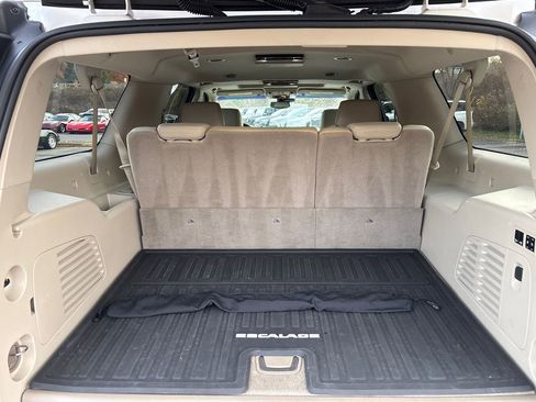 Used 2018 Cadillac Escalade ESV Premium Luxury image 47