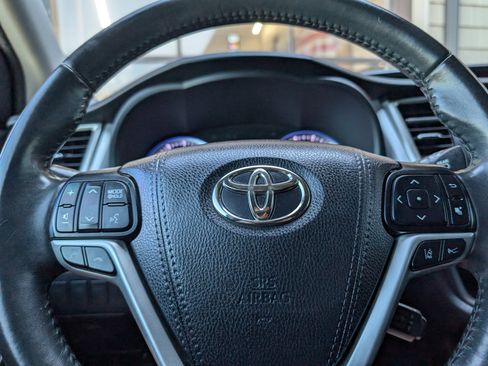 Used 2019 Toyota Highlander SE image 14