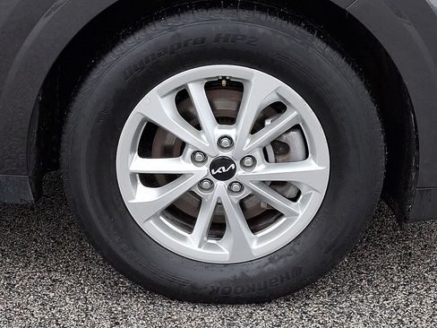 Used 2024 Kia Carnival LX FWD image 11