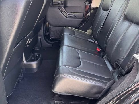 Used 2017 Jeep Wrangler Unlimited Sahara AWD/4WD image 11