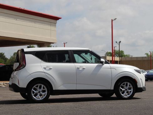 Used 2025 Kia Soul LX w/ LX Technology Package FWD image 3