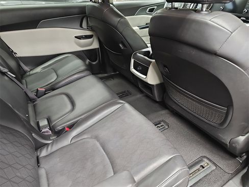 Used 2024 Kia Carnival LX image 11