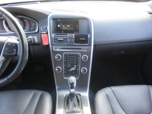 Used 2016 Volvo XC60 T6 Platinum image 16