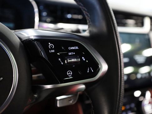 Used 2023 Jaguar F-PACE SVR image 25