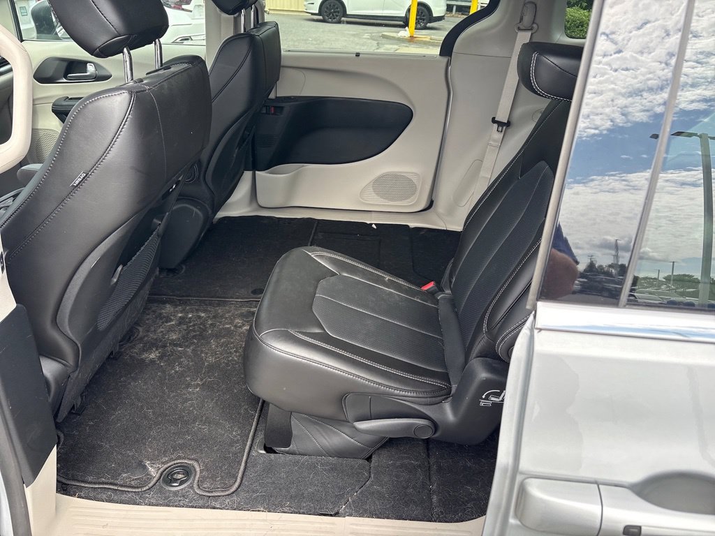 Used 2023 Chrysler Pacifica Touring-L FWD image 7