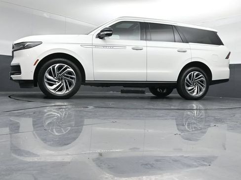 Certified 2025 Lincoln Navigator Reserve AWD/4WD image 42