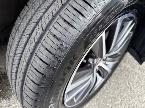 Used 2023 Toyota Venza LE image 4