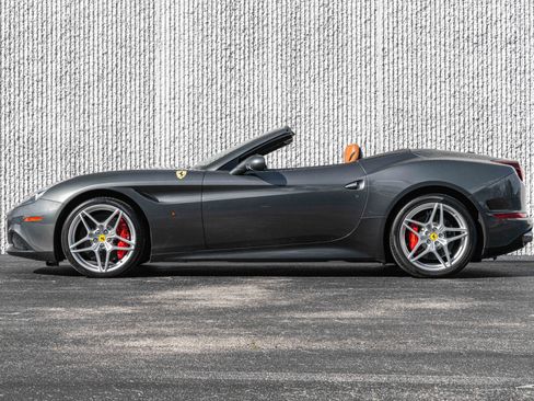 Used 2015 Ferrari California T image 18