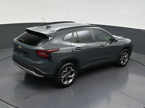 Used 2025 Chevrolet Trax LT FWD image 19