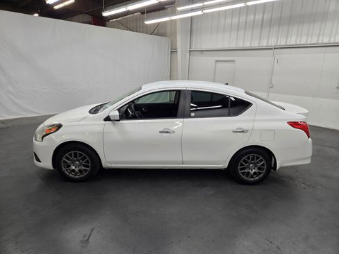 Used 2015 Nissan Versa SV image 2
