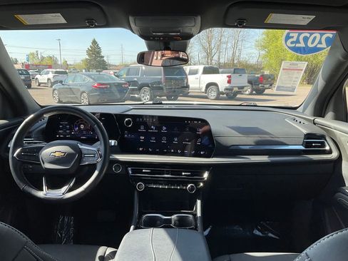 Used 2025 Chevrolet Traverse LT AWD/4WD image 3