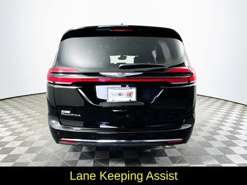Used 2025 Chrysler Pacifica Select image 9
