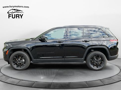 Used 2025 Jeep Grand Cherokee Altitude AWD/4WD image 6