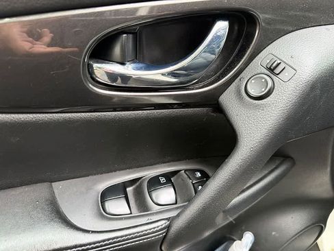 Used 2017 Nissan Rogue S w/ S Appearance Package AWD/4WD image 16