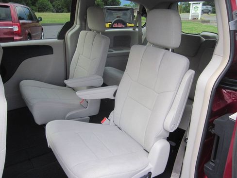 Used 2011 Dodge Grand Caravan Crew w/ Entertainment Group 1 FWD image 12