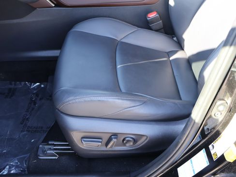 Used 2022 Toyota Venza XLE image 41