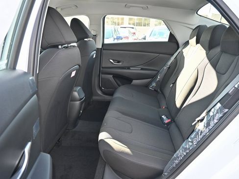 Certified 2025 Hyundai Elantra SE image 11