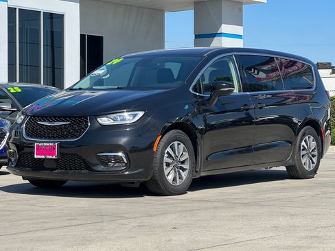 Used 2024 Chrysler Pacifica Limited FWD image 9