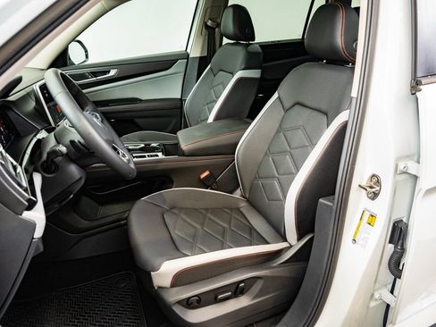 Used 2025 Volkswagen Atlas Peak Edition SE AWD/4WD image 24