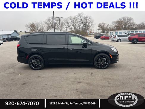 New 2026 Chrysler Pacifica Limited w/ S Appearance Package image 9