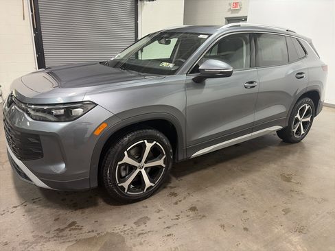 Certified 2025 Volkswagen Tiguan SE image 6