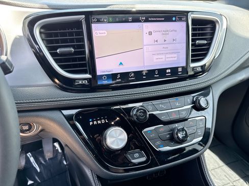 Used 2025 Chrysler Pacifica Limited FWD image 15