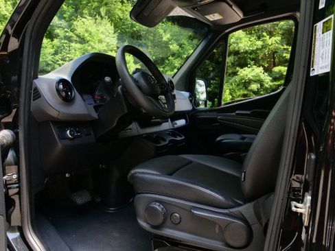 Used 2022 Mercedes-Benz Sprinter 2500 image 21