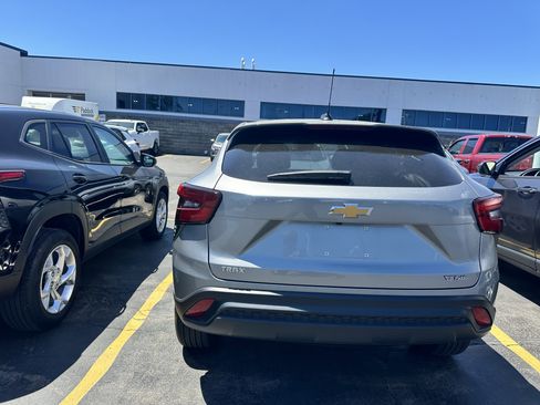 Used 2024 Chevrolet Trax LS w/ LS Convenience Package FWD image 4