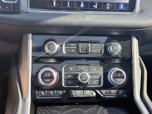 Used 2024 GMC Yukon XL Denali AWD/4WD image 12