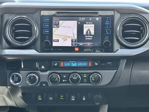 Used 2017 Toyota Tacoma TRD Off-Road AWD/4WD image 32