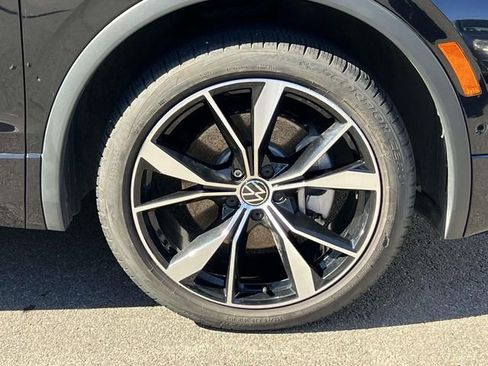 Certified 2022 Volkswagen Tiguan SEL R-Line image 9