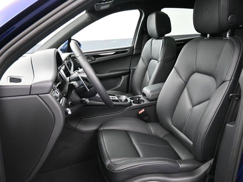 Certified 2025 Porsche Macan image 5