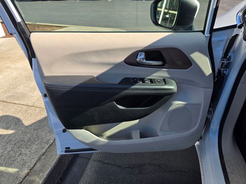 Used 2023 Chrysler Voyager LX FWD image 10