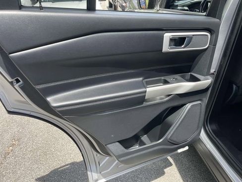 Used 2021 Ford Explorer XLT image 11