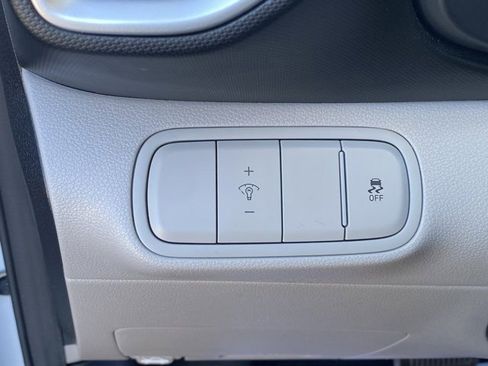 Used 2023 Hyundai Venue SEL image 25