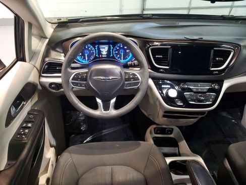 Used 2017 Chrysler Pacifica Touring FWD image 15