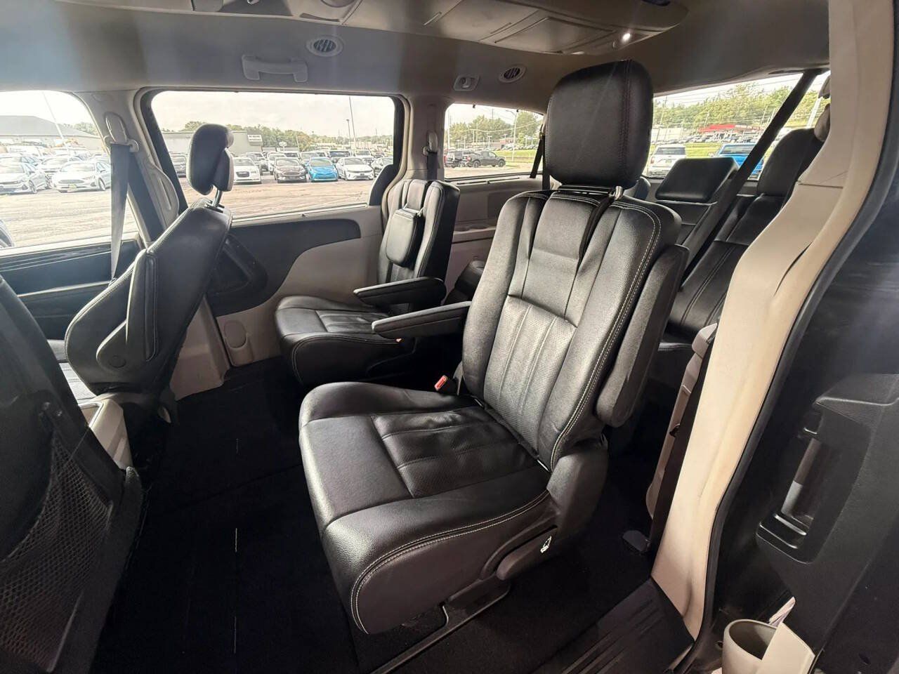 Used 2015 Chrysler Town & Country Touring-L w/ Driver Convenience Group FWD image 16