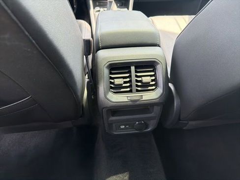 Used 2022 Volkswagen Tiguan SE FWD image 11
