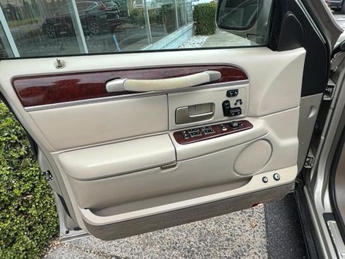 Used 2004 Lincoln Town Car Ultimate RWD image 14