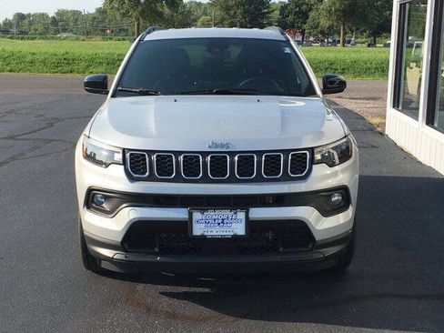 Used 2024 Jeep Compass Latitude AWD/4WD image 4