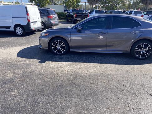 Used 2019 Toyota Camry SE image 3