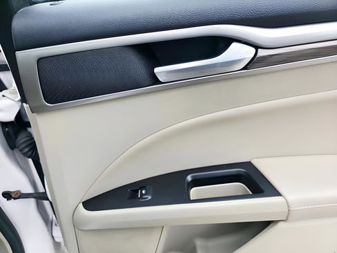 Used 2018 Ford Fusion SE w/ Fusion SE Technology Package image 17