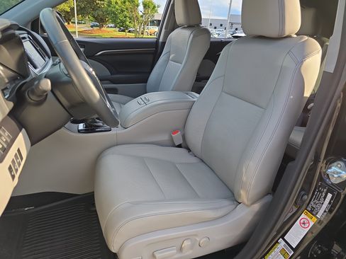 Used 2015 Toyota Highlander Limited Platinum AWD/4WD image 17