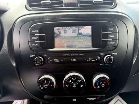 Used 2016 Kia Soul + image 17