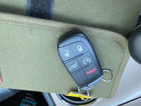 Used 2015 Jeep Grand Cherokee Overland w/ Advanced Technology Group AWD/4WD image 20