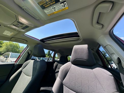 Used 2022 Toyota RAV4 XLE w/ Convenience Package AWD/4WD image 32