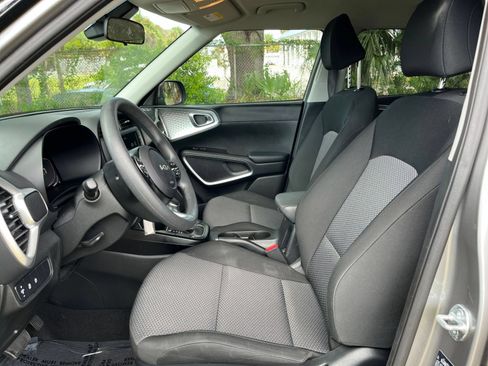 Used 2025 Kia Soul LX w/ LX Technology Package FWD image 27